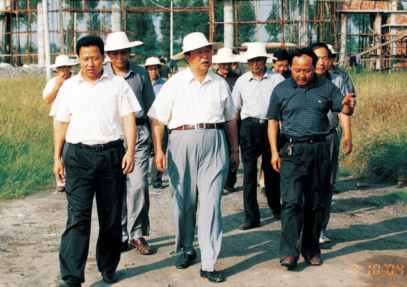 2004年8月10日，省政協(xié)主席王生鐵在市委書(shū)記劉雪榮的陪同下視察聚丙烯工程建設(shè)