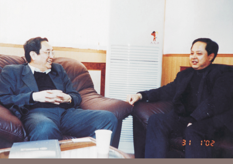 2002年1月31日，中央政治局委員、湖北省委書(shū)記俞正聲在省委辦公室親切接見(jiàn)舒心先生 