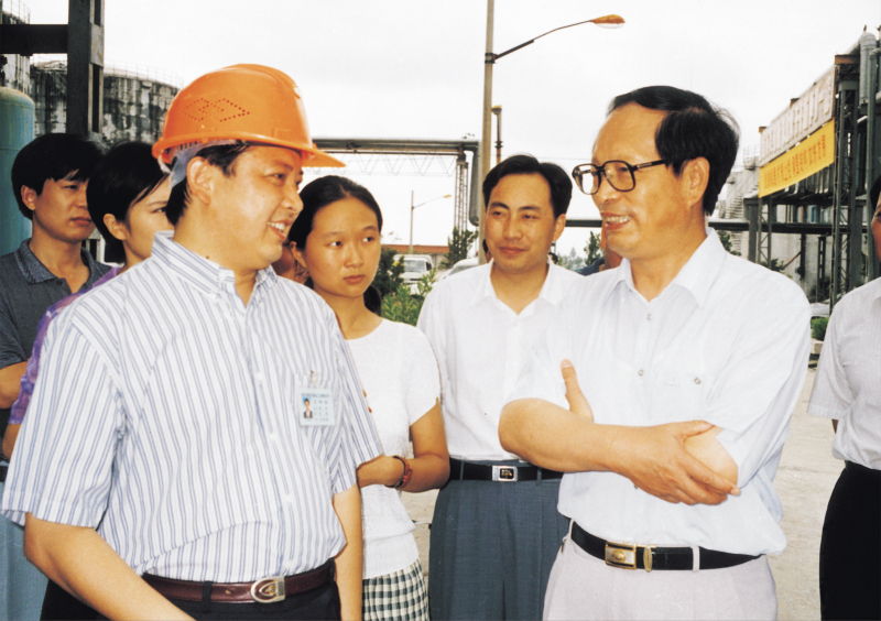 1998年8月1日，湖北省委書(shū)記賈志杰在舒心先生的陪同下，對(duì)我公司進(jìn)行了視察